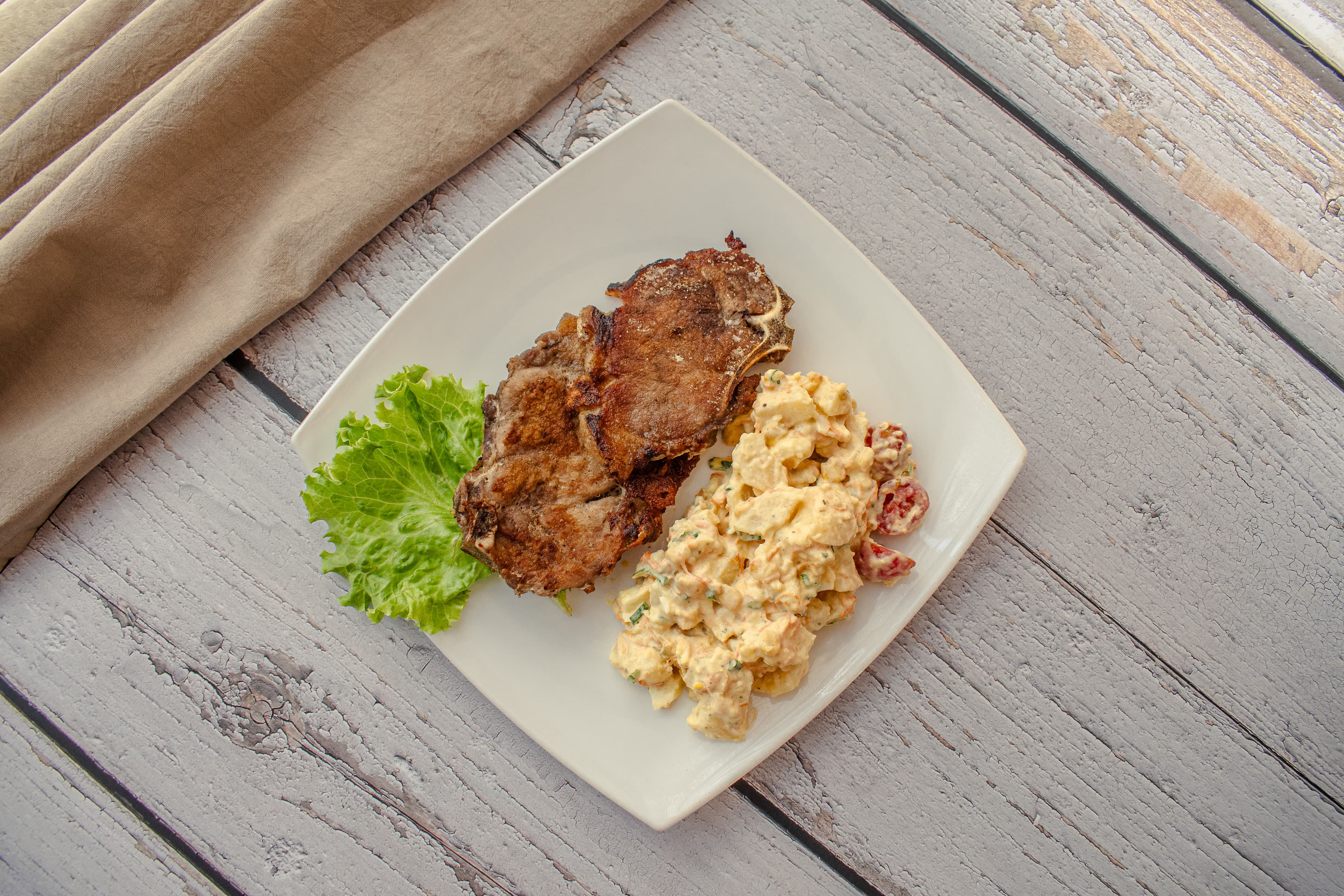 Costeleta de cerdo con ensalada rusa