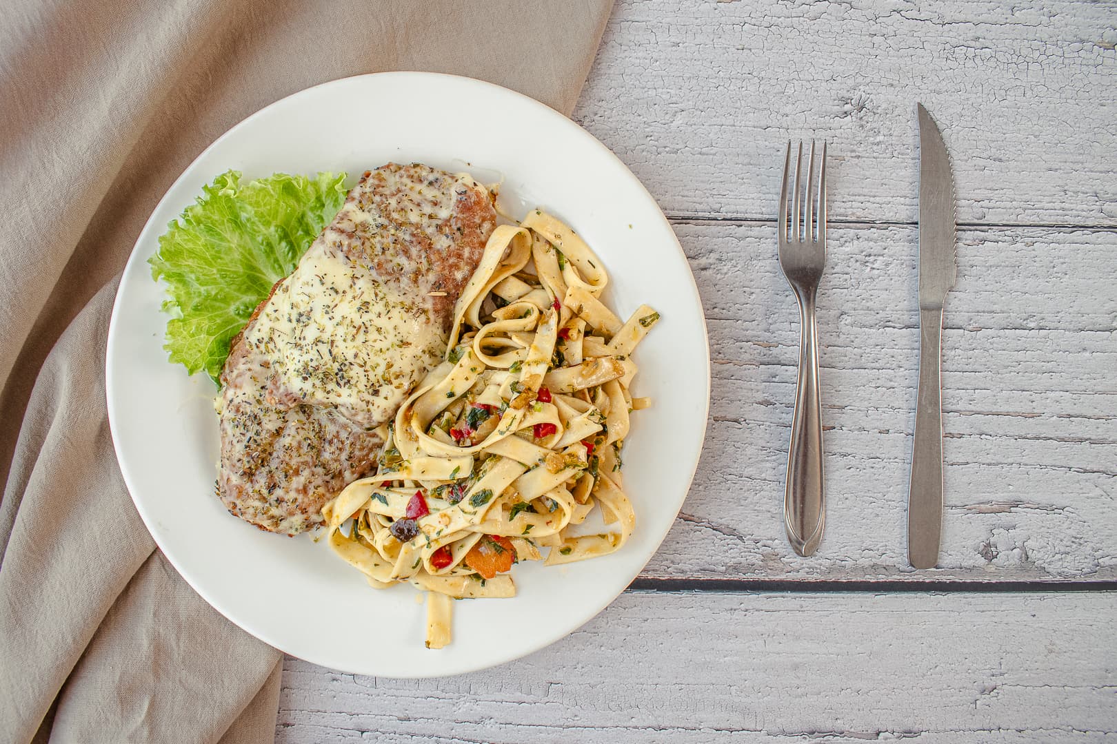 Milanesa de pollo gratinada con fideos cinta y verduras